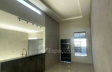 Imagem: A casa possui 3 Dormitórios, 3 Banheiros, 4 Vagas na garagem