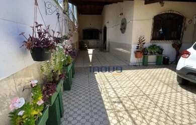 Imagem: A casa possui 4 Dormitórios, 3 Banheiros, 5 Vagas na garagem