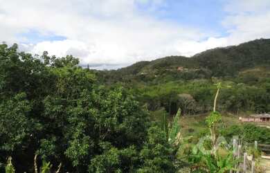 Imagem: A casa possui 3 Dormitórios, 2 Banheiros, 2 Vagas na garagem