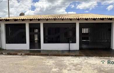 Imagem: A casa possui 3 Dormitórios, 2 Banheiros, 3 Vagas na garagem