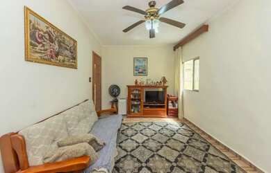 Imagem: A casa possui 3 Dormitórios, 2 Banheiros, 2 Vagas na garagem