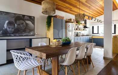 Imagem: A casa possui 3 Dormitórios, 4 Banheiros, 4 Vagas na garagem