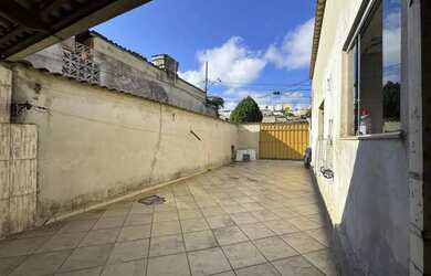 Imagem: A casa possui 3 Dormitórios, 2 Banheiros, 5 Vagas na garagem