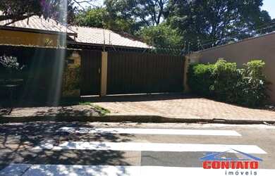 Imagem: A casa possui 3 Dormitórios, 5 Banheiros, 4 Vagas na garagem