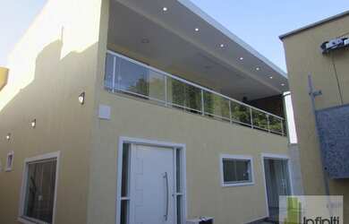 Imagem: A casa possui 4 Dormitórios, 3 Banheiros, 3 Vagas na garagem