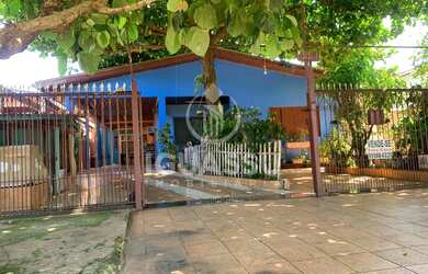 Imagem: A casa possui 2 Dormitórios, 3 Banheiros, 4 Vagas na garagem