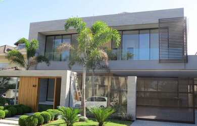 Imagem: A casa em condomínio possui 5 Dormitórios, 5 Banheiros, 5