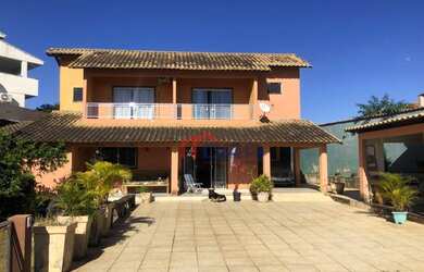 Imagem: A casa possui 3 Dormitórios, 3 Banheiros, 2 Vagas na garagem