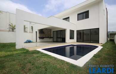 Imagem: A casa em condomínio possui 4 Dormitórios, 5 Banheiros, 4