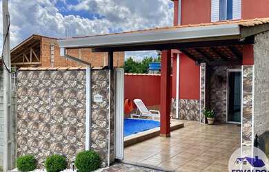 Imagem: A casa possui 2 Dormitórios, 1 Banheiro, 3 Vagas na garagem