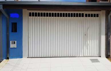 Imagem: A casa possui 2 Dormitórios, 2 Banheiros, 2 Vagas na garagem