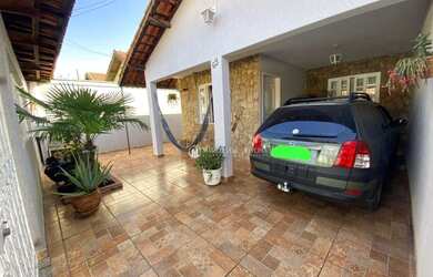 Imagem: A casa possui 2 Dormitórios, 1 Banheiro, 1 Vaga na garagem