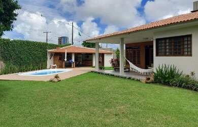 Imagem: A casa possui 4 Dormitórios, 3 Banheiros, 4 Vagas na garagem