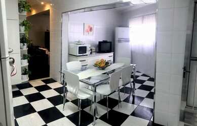 Imagem: A casa possui 4 Dormitórios, 2 Banheiros, 3 Vagas na garagem