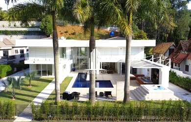 Imagem: A casa possui 5 Dormitórios, 5 Banheiros, 1.200m² de Área