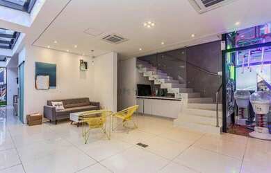 Imagem: O depósito possui 2 Vagas na garagem, 350m² de Área e está