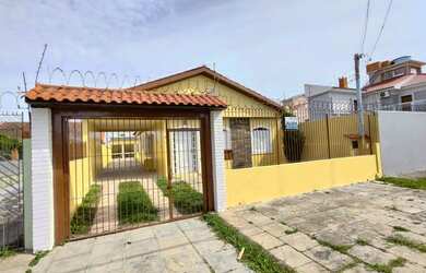 Imagem: A casa possui 3 Dormitórios, 3 Banheiros, 4 Vagas na garagem