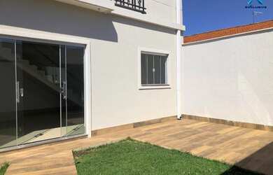 Imagem: A casa possui 3 Dormitórios, 3 Banheiros, 1 Vaga na garagem