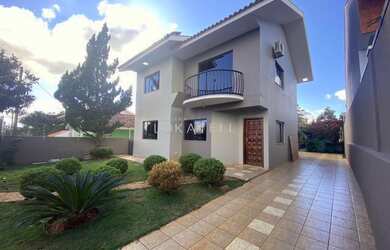 Imagem: A casa possui 3 Dormitórios, 3 Banheiros, 180m² de Área e