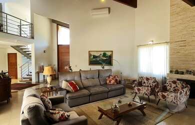 Imagem: A casa em condomínio possui 4 Dormitórios, 5 Banheiros, 916m²