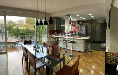 Imagem: A casa possui 3 Dormitórios, 5 Banheiros, 3 Vagas na garagem