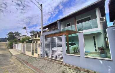 Imagem: A casa possui 3 Dormitórios, 2 Banheiros, 2 Vagas na garagem