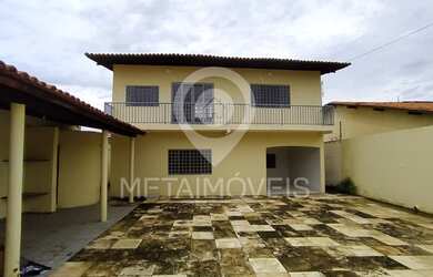 Imagem: A casa possui 4 Dormitórios, 4 Banheiros, 5 Vagas na garagem