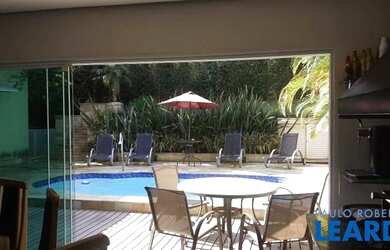 Imagem: A casa em condomínio possui 5 Dormitórios, 5 Banheiros e 400m²