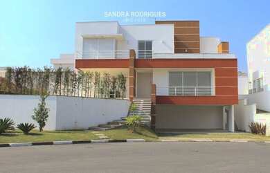 Imagem: A casa em condomínio possui 4 Dormitórios, 5 Banheiros, 2