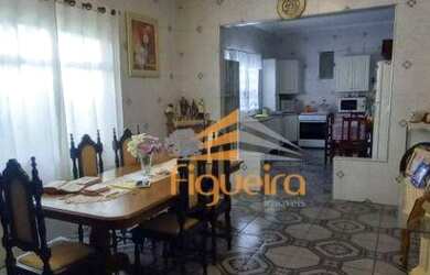 Imagem: A casa possui 4 Dormitórios, 1 Banheiro, 2 Vagas na garagem