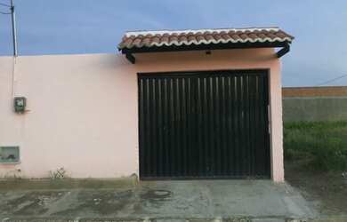 Imagem: A casa possui 2 Dormitórios, 1 Banheiro, 2 Vagas na garagem