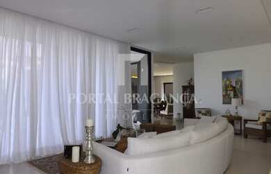 Imagem: A casa possui 3 Dormitórios, 5 Banheiros, 2 Vagas na garagem