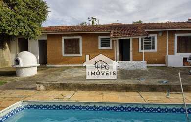 Imagem: A casa possui 3 Dormitórios, 2 Banheiros, 180m² de Área