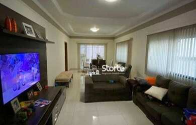 Imagem: A casa possui 3 Dormitórios, 5 Banheiros, 3 Vagas na garagem