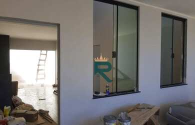 Imagem: A casa possui 3 Dormitórios, 2 Banheiros, 2 Vagas na garagem