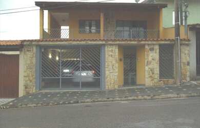 Imagem: A casa possui 4 Dormitórios, 2 Banheiros, 5 Vagas na garagem