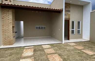 Imagem: A casa possui 3 Dormitórios, 2 Banheiros, 2 Vagas na garagem