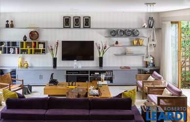 Imagem: A casa possui 3 Dormitórios, 5 Banheiros, 4 Vagas na garagem