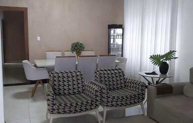 Imagem: A casa possui 3 Dormitórios, 2 Banheiros, 2 Vagas na garagem