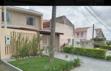 Imagem: A casa possui 3 Dormitórios, 2 Banheiros, 1 Vaga na garagem