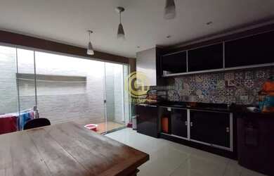 Imagem: A casa em condomínio possui 2 Dormitórios, 3 Banheiros, 2