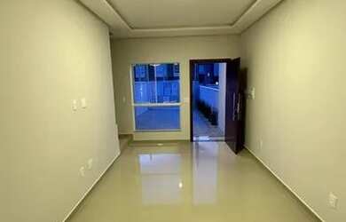 Imagem: A casa possui 2 Dormitórios, 2 Banheiros, 2 Vagas na garagem