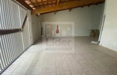 Imagem: A casa possui 3 Dormitórios, 1 Banheiro, 2 Vagas na garagem