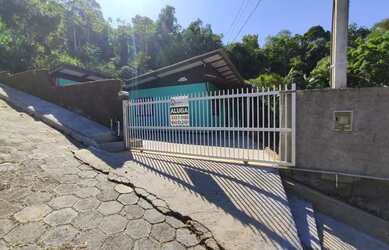 Imagem: A casa possui 2 Dormitórios, 1 Banheiro, 1 Vaga na garagem