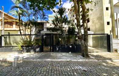 Imagem: A casa possui 4 Dormitórios, 1 Banheiro, 4 Vagas na garagem