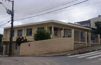 Imagem: A casa possui 5 Dormitórios, 3 Banheiros, 2 Vagas na garagem