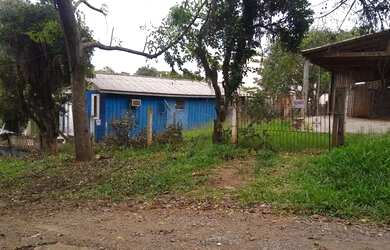 Imagem: A casa possui 2 Dormitórios, 1 Banheiro, 2 Vagas na garagem