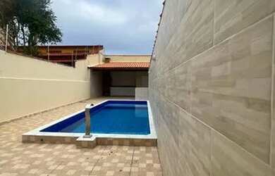 Imagem: A casa possui 3 Dormitórios, 1 Banheiro, 4 Vagas na garagem