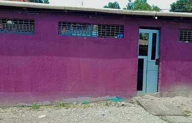 Imagem: A casa possui 3 Dormitórios, 1 Banheiro, 198m² de Área e