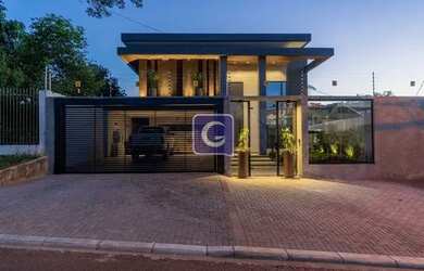 Imagem: A casa possui 3 Dormitórios, 5 Banheiros, 4 Vagas na garagem